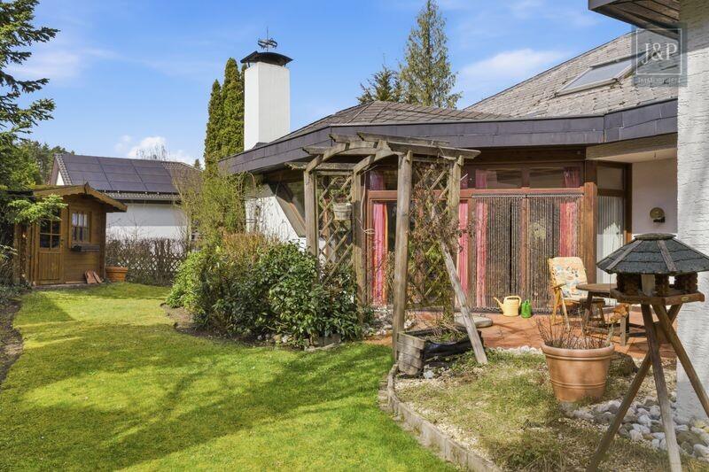 Seltene Gelegenheit: Zeitloser 70er-Jahre-Bungalow mit Wintergarten & offenem Kamin - Ansicht Blick zur Terrasse