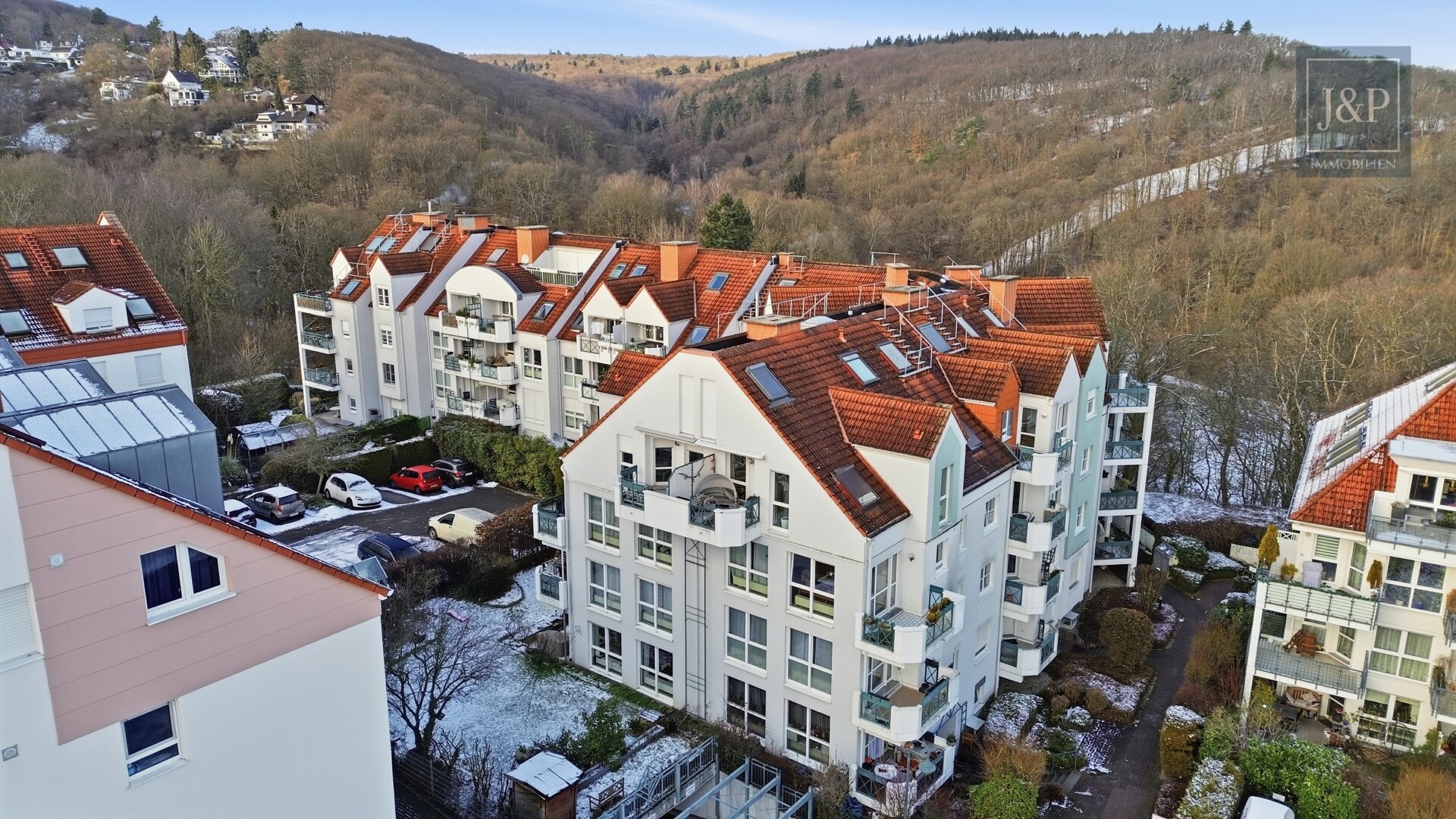 Moderne Wohnung in Waldrandlage mit Kamin - Gut geschnittene Wohnung inkl. TG-Platz in Neuenhain - Luftaufnahme