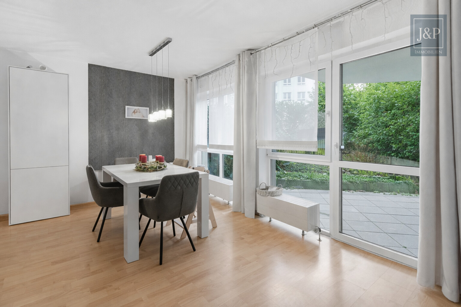 Moderne Wohnung in Waldrandlage mit Kamin - Gut geschnittene Wohnung inkl. TG-Platz in Neuenhain - Wohnzimmer