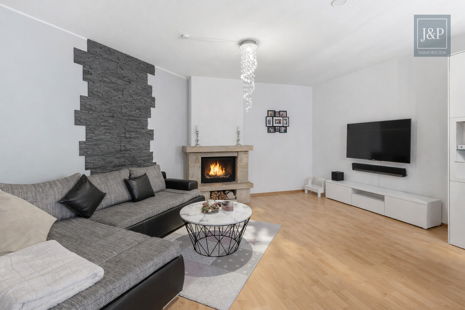 Moderne Wohnung in Waldrandlage mit Kamin - Gut geschnittene Wohnung inkl. TG-Platz in Neuenhain - Wohnzimmer