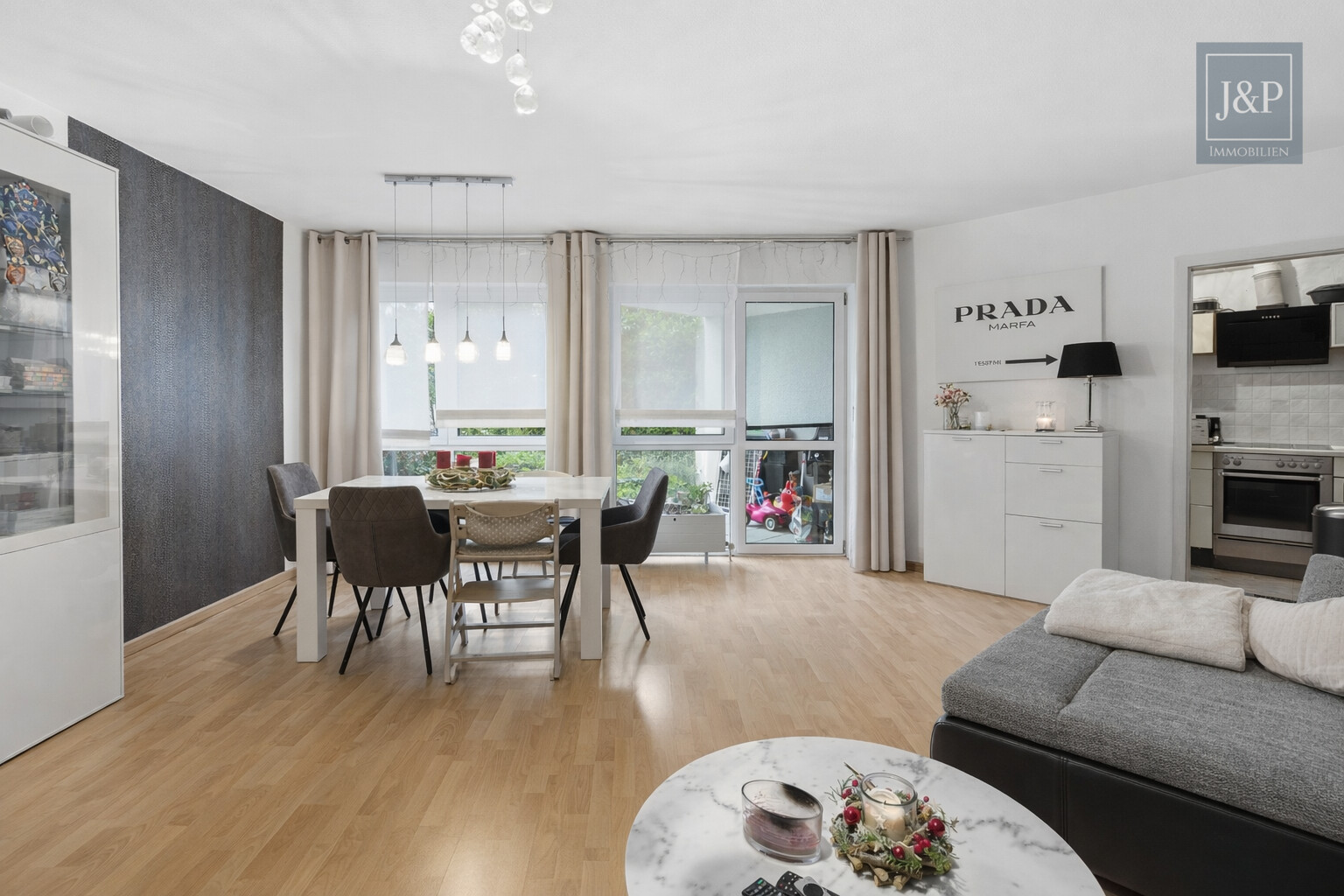 Moderne Wohnung in Waldrandlage mit Kamin - Gut geschnittene Wohnung inkl. TG-Platz in Neuenhain - Wohnzimmer