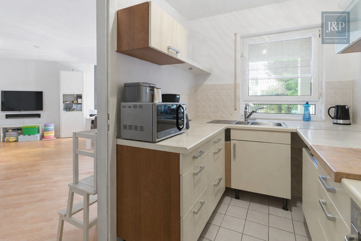 Moderne Wohnung in Waldrandlage mit Kamin - Gut geschnittene Wohnung inkl. TG-Platz in Neuenhain - Küche/Wohnen