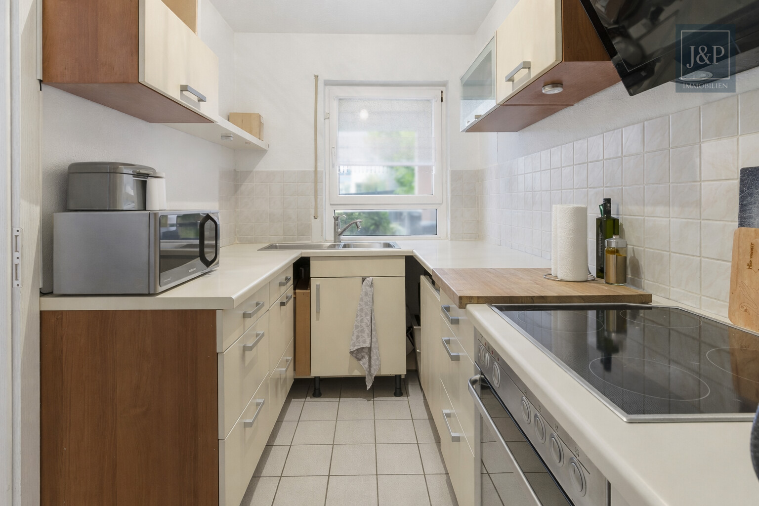 Moderne Wohnung in Waldrandlage mit Kamin - Gut geschnittene Wohnung inkl. TG-Platz in Neuenhain - Küche