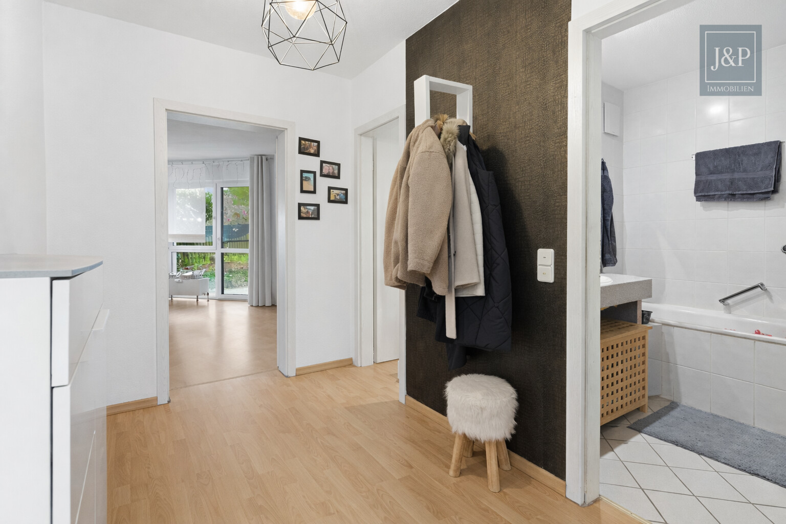 Moderne Wohnung in Waldrandlage mit Kamin - Gut geschnittene Wohnung inkl. TG-Platz in Neuenhain - Flur