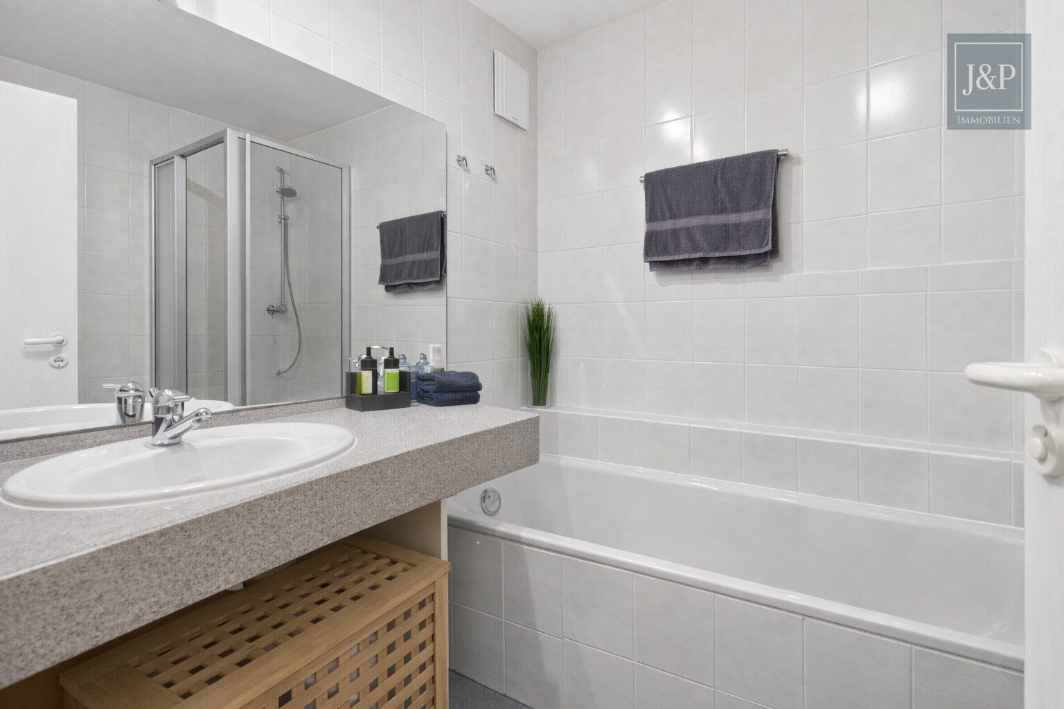 Moderne Wohnung in Waldrandlage mit Kamin - Gut geschnittene Wohnung inkl. TG-Platz in Neuenhain - Bad