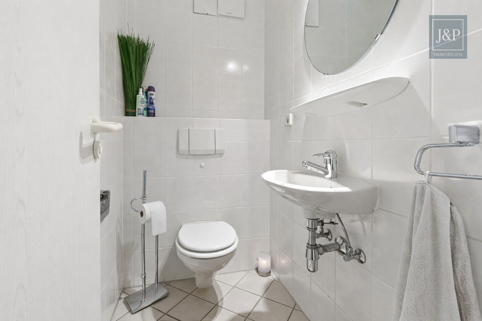 Moderne Wohnung in Waldrandlage mit Kamin - Gut geschnittene Wohnung inkl. TG-Platz in Neuenhain - Gäste-WC