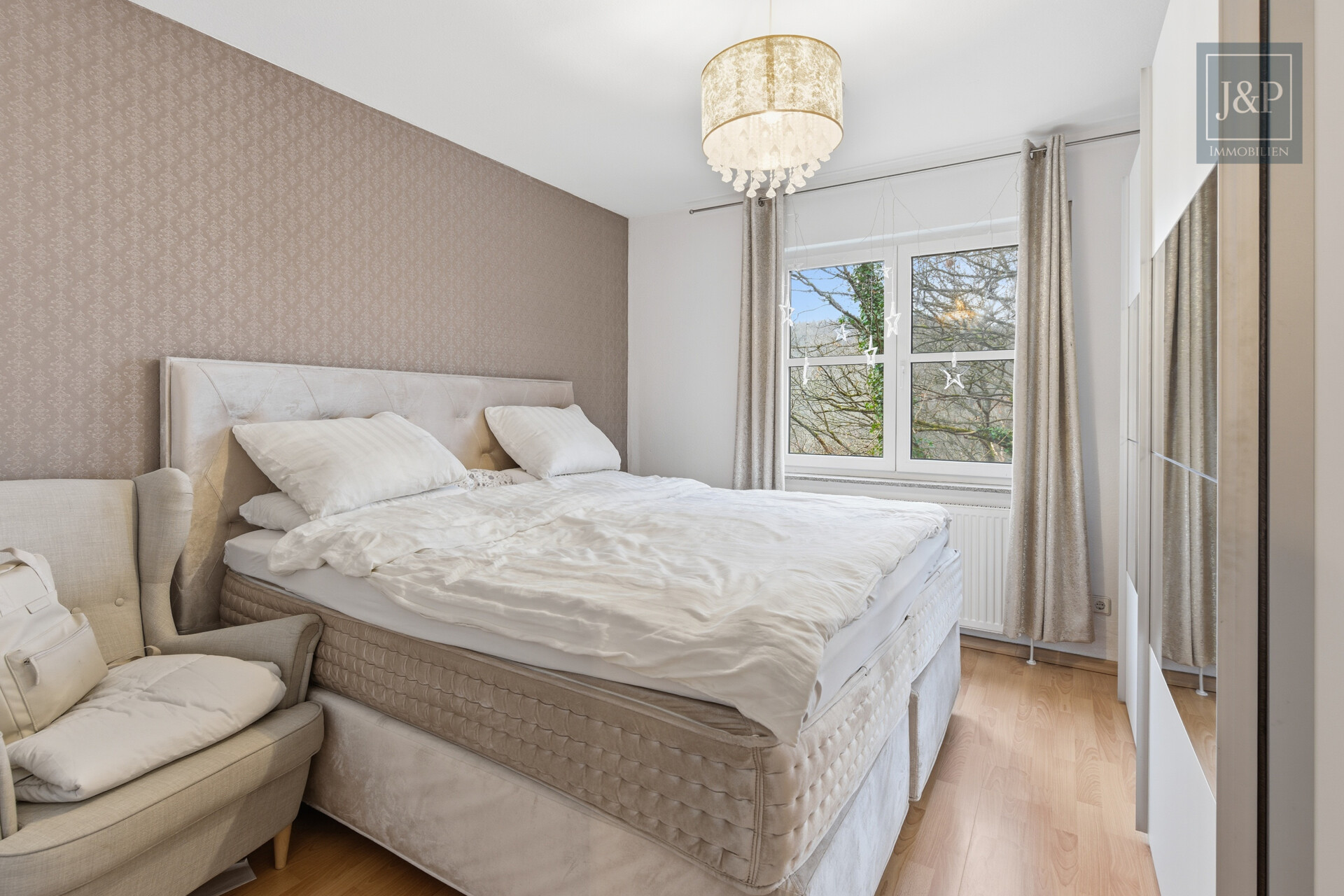 Moderne Wohnung in Waldrandlage mit Kamin - Gut geschnittene Wohnung inkl. TG-Platz in Neuenhain - Schalfzimmer