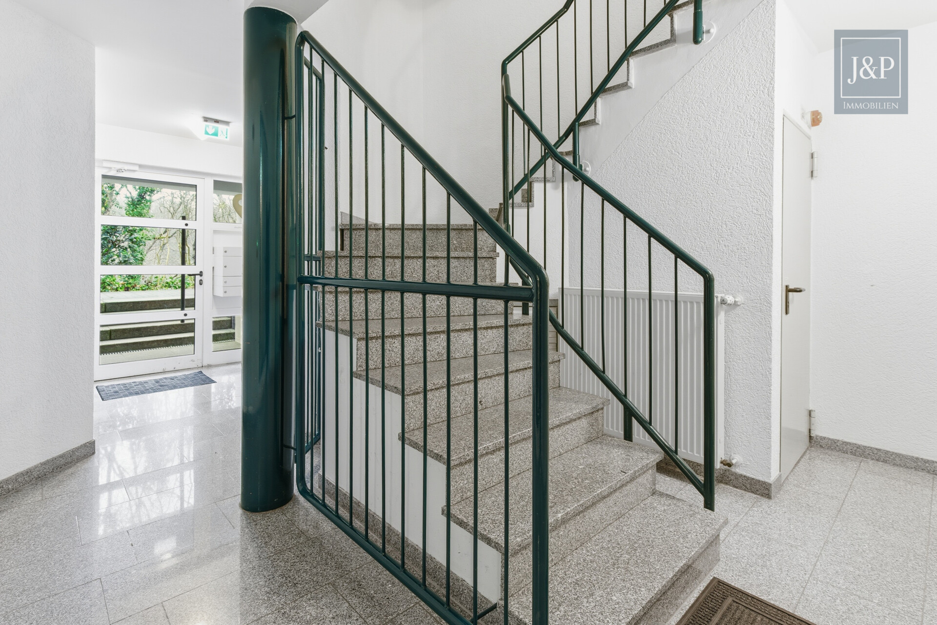 Moderne Wohnung in Waldrandlage mit Kamin - Gut geschnittene Wohnung inkl. TG-Platz in Neuenhain - Treppenaufgang