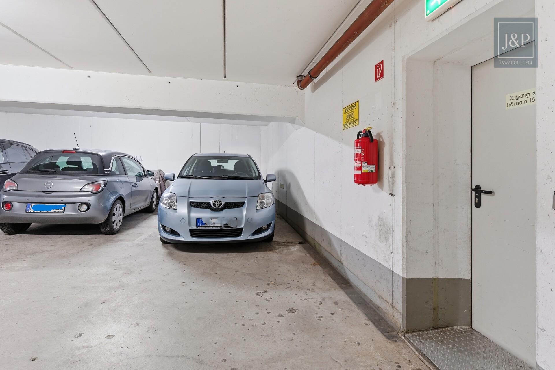 Moderne Wohnung in Waldrandlage mit Kamin - Gut geschnittene Wohnung inkl. TG-Platz in Neuenhain - Tiefgarage