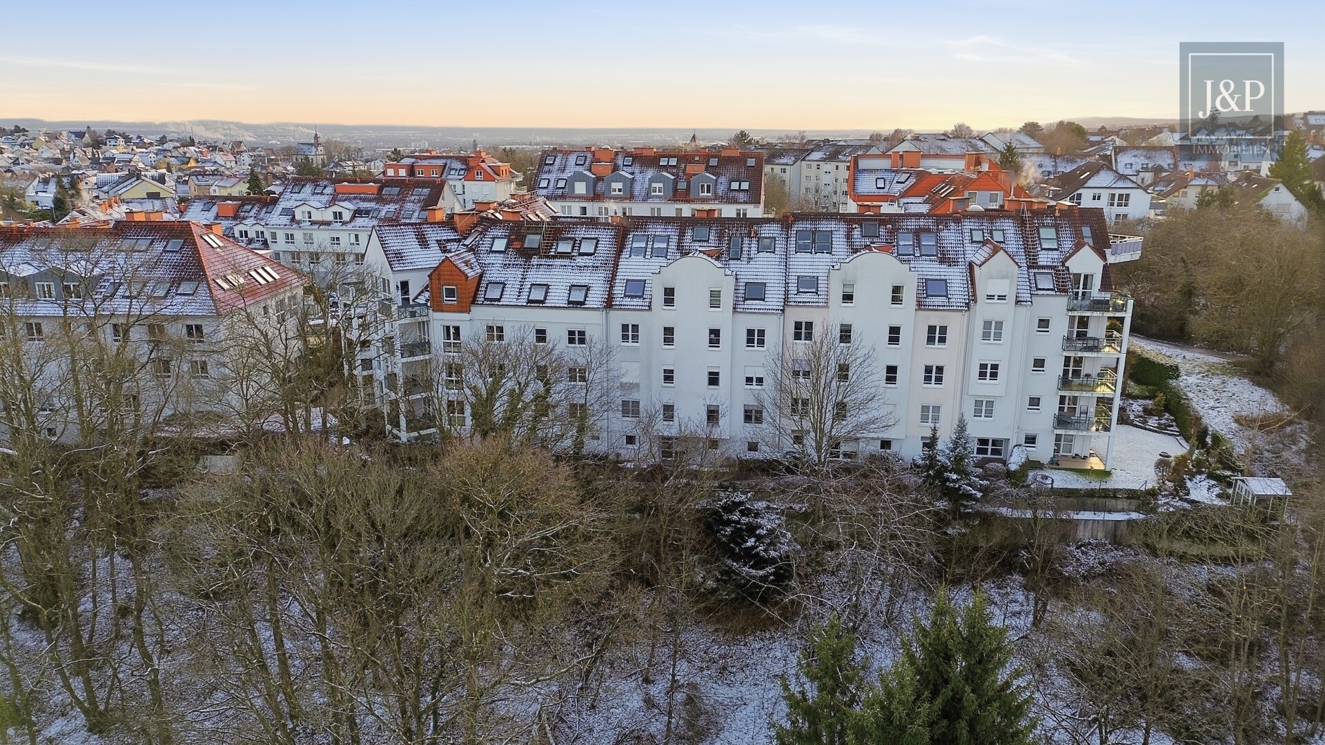 Moderne Wohnung in Waldrandlage mit Kamin - Gut geschnittene Wohnung inkl. TG-Platz in Neuenhain - Luftaufnahme