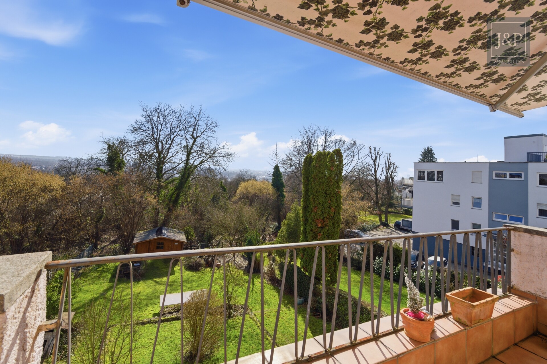 Altbau in Toplage Bergen-Enkheim | Weitblick | Naturschutzgebiet | Sanierungsobjekt - Balkon