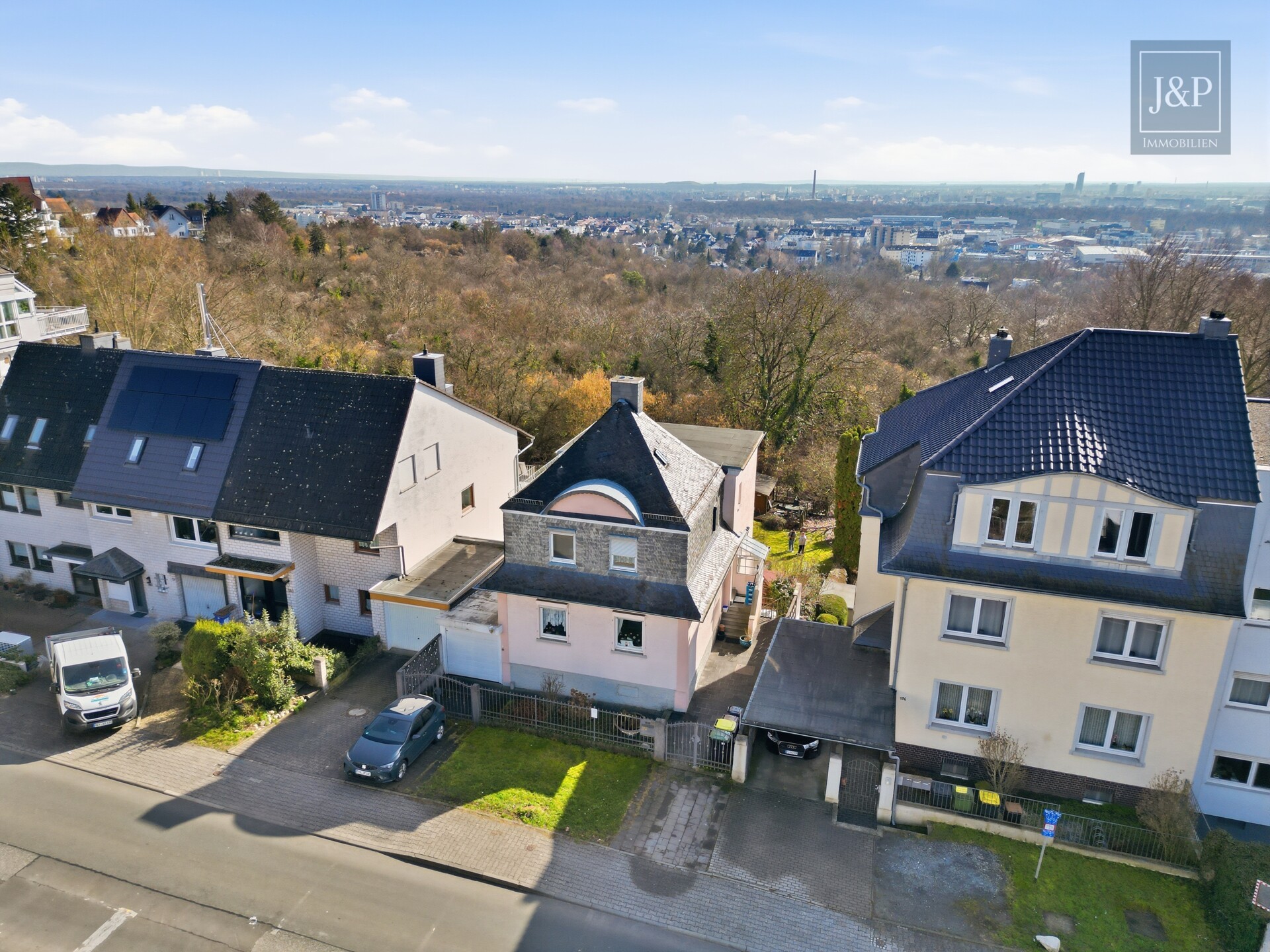 Altbau in Toplage Bergen-Enkheim | Weitblick | Naturschutzgebiet | Sanierungsobjekt - Aussenansicht