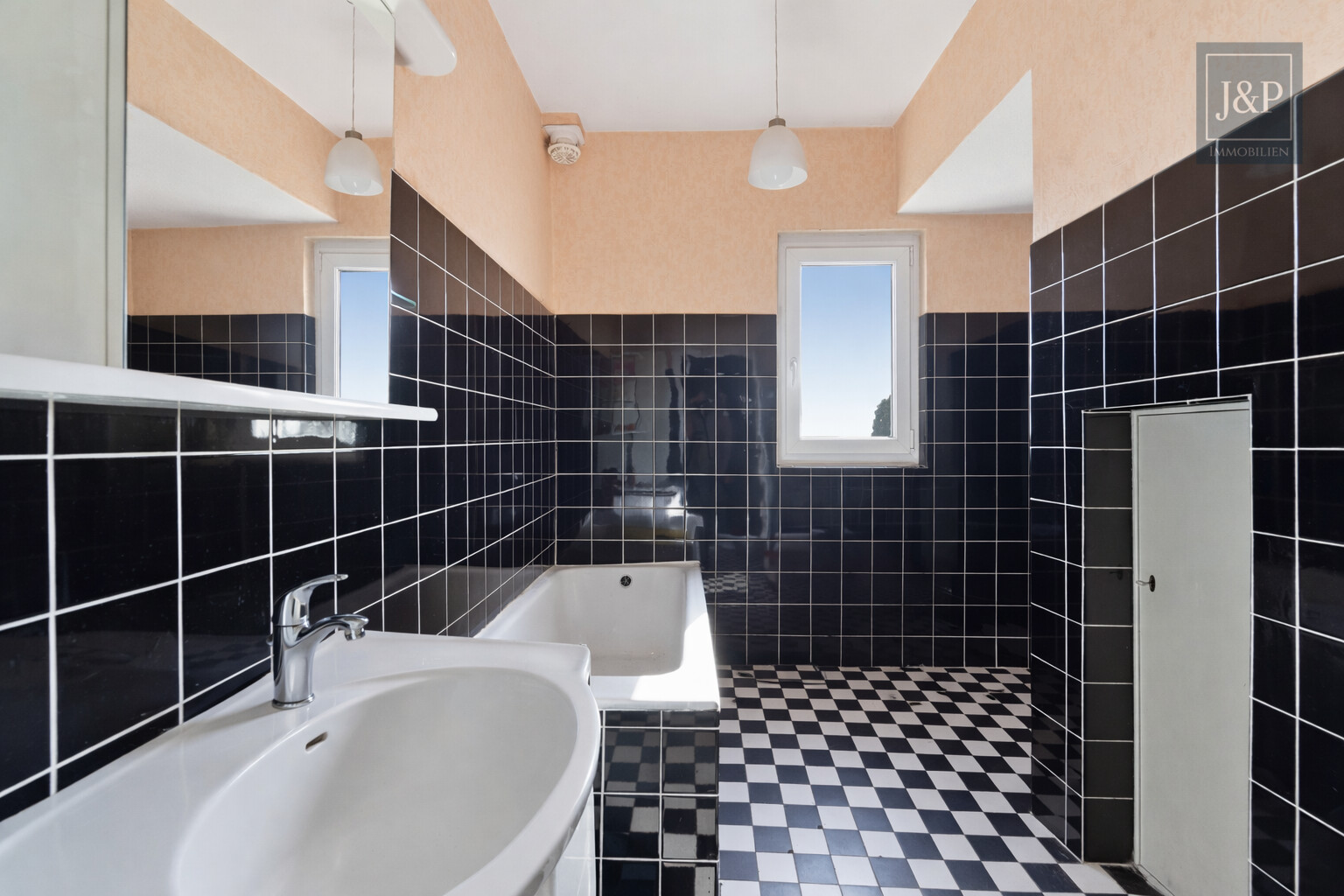 Altbau in Toplage Bergen-Enkheim | Weitblick | Naturschutzgebiet | Sanierungsobjekt - Badezimmer EG