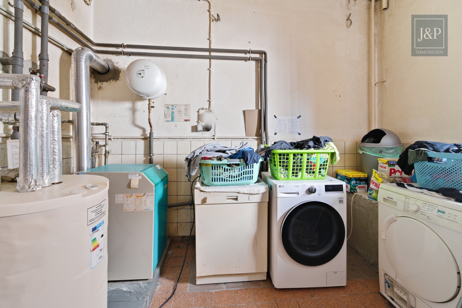 Altbau in Toplage Bergen-Enkheim | Weitblick | Naturschutzgebiet | Sanierungsobjekt - Waschküche