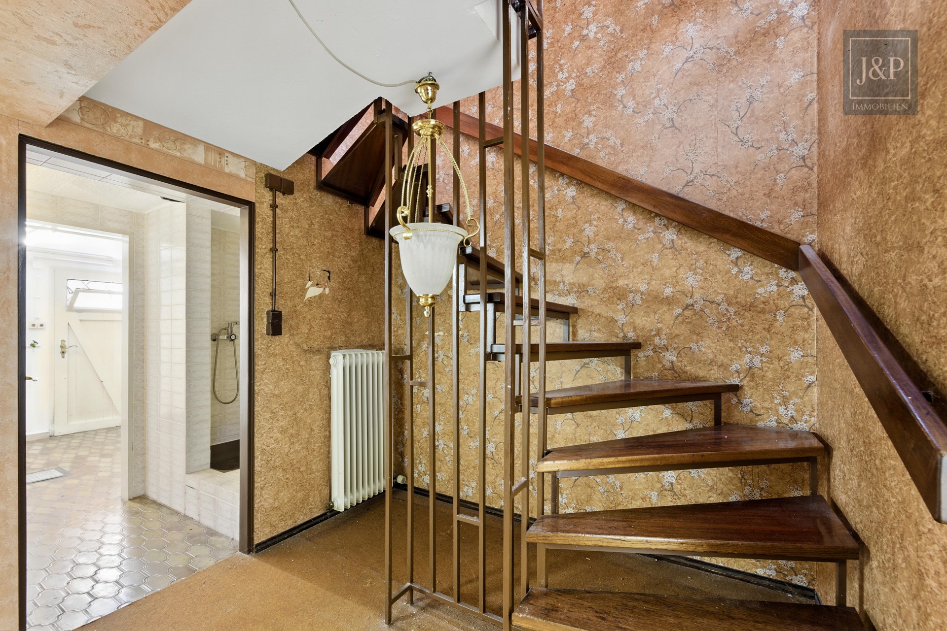 Renovierungsbedürftiges Reihenmittelhaus in ruhiger Lage mit großem Garten - KG Treppe