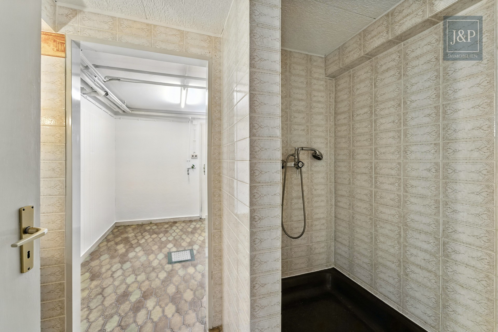 Renovierungsbedürftiges Reihenmittelhaus in ruhiger Lage mit großem Garten - KG Waschküche