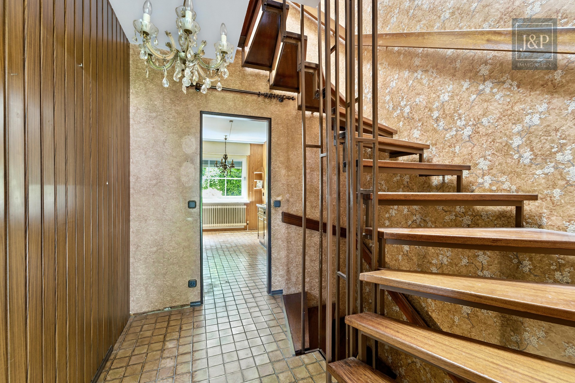 Renovierungsbedürftiges Reihenmittelhaus in ruhiger Lage mit großem Garten - EG Treppe