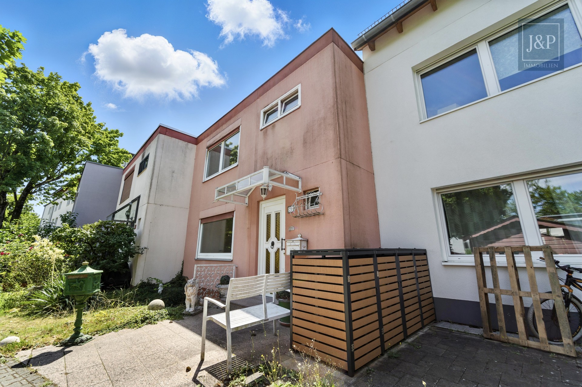 Renovierungsbedürftiges Reihenmittelhaus in ruhiger Lage mit großem Garten - Außenansicht Vorne