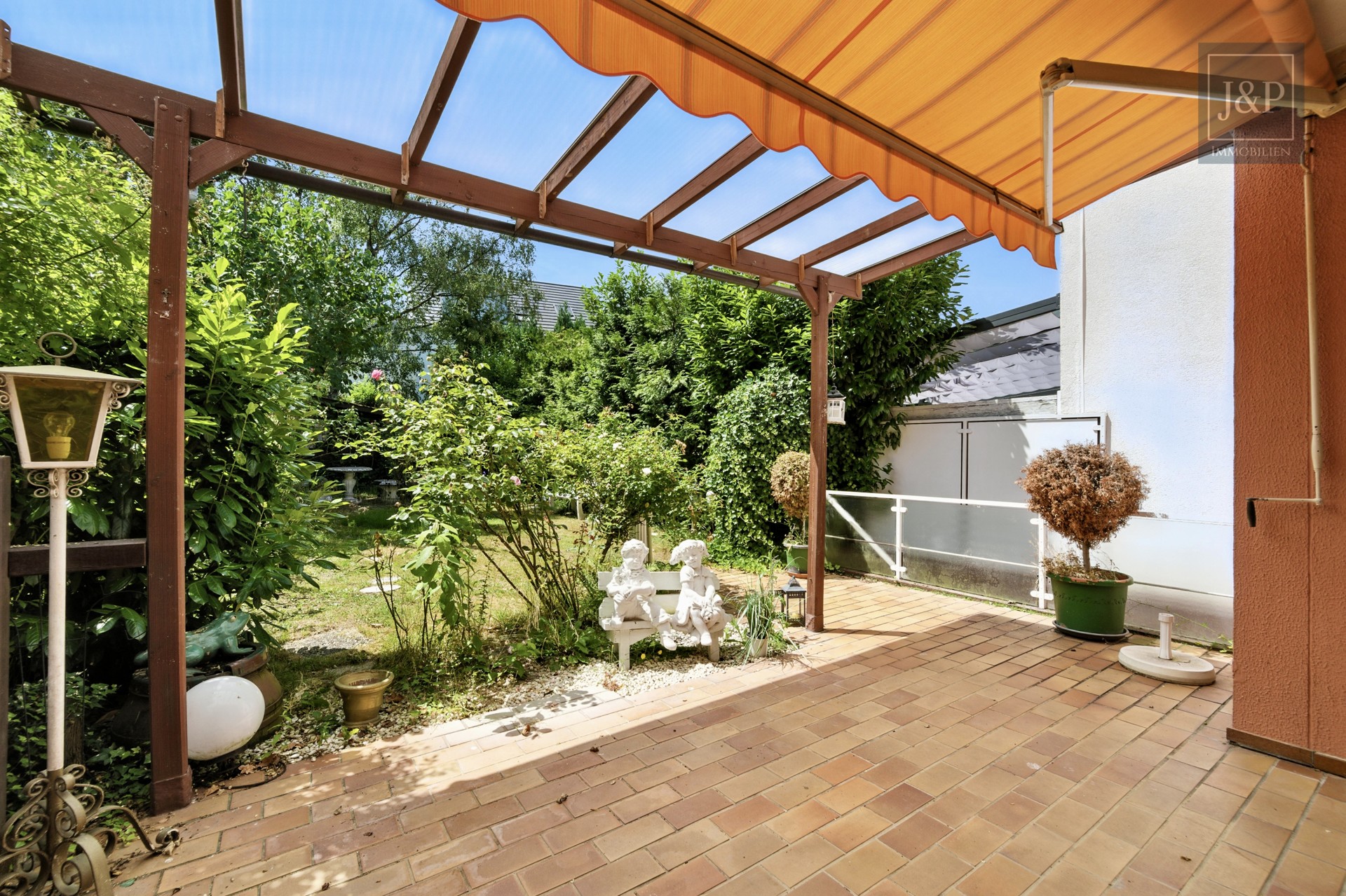 Renovierungsbedürftiges Reihenmittelhaus in ruhiger Lage mit großem Garten - Terrasse