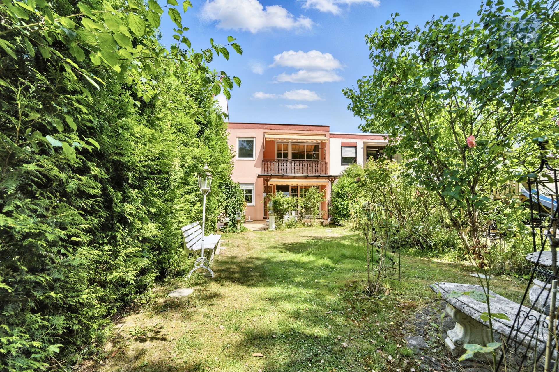 Renovierungsbedürftiges Reihenmittelhaus in ruhiger Lage mit großem Garten - Außenansicht Hinten