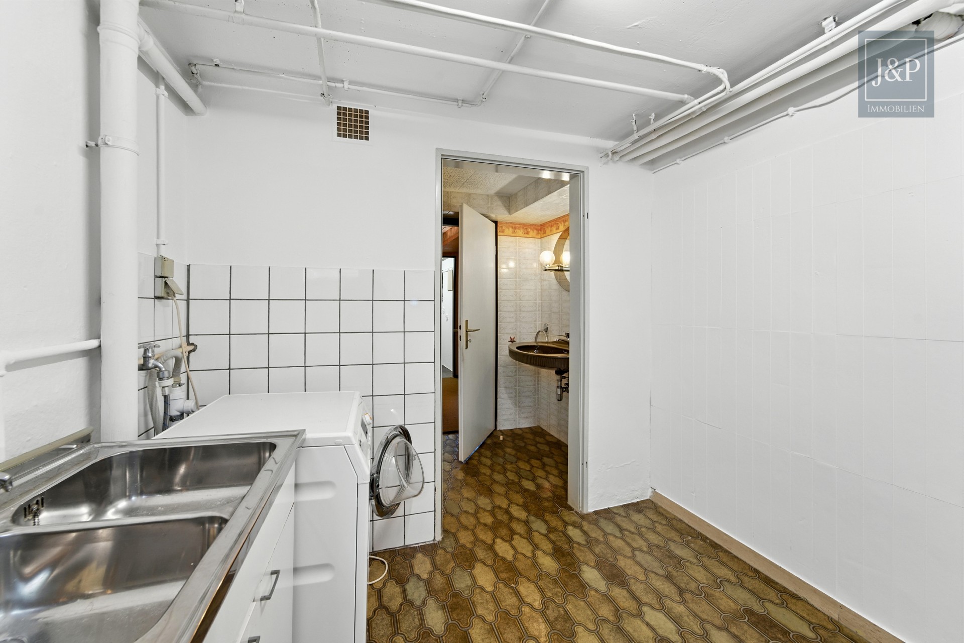 Renovierungsbedürftiges Reihenmittelhaus in ruhiger Lage mit großem Garten - KG Waschküche