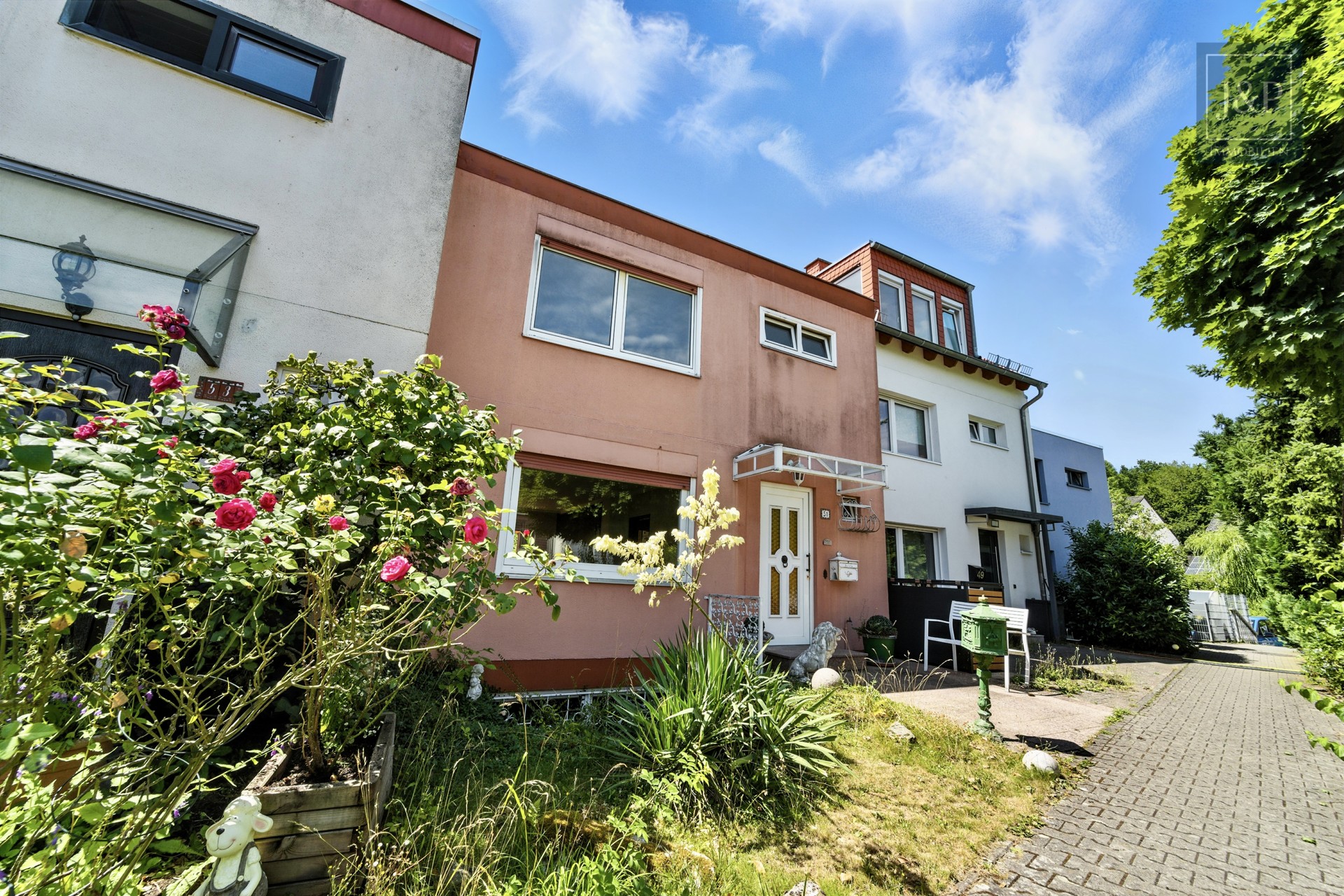 Renovierungsbedürftiges Reihenmittelhaus in ruhiger Lage mit großem Garten - Außenansicht Vorne