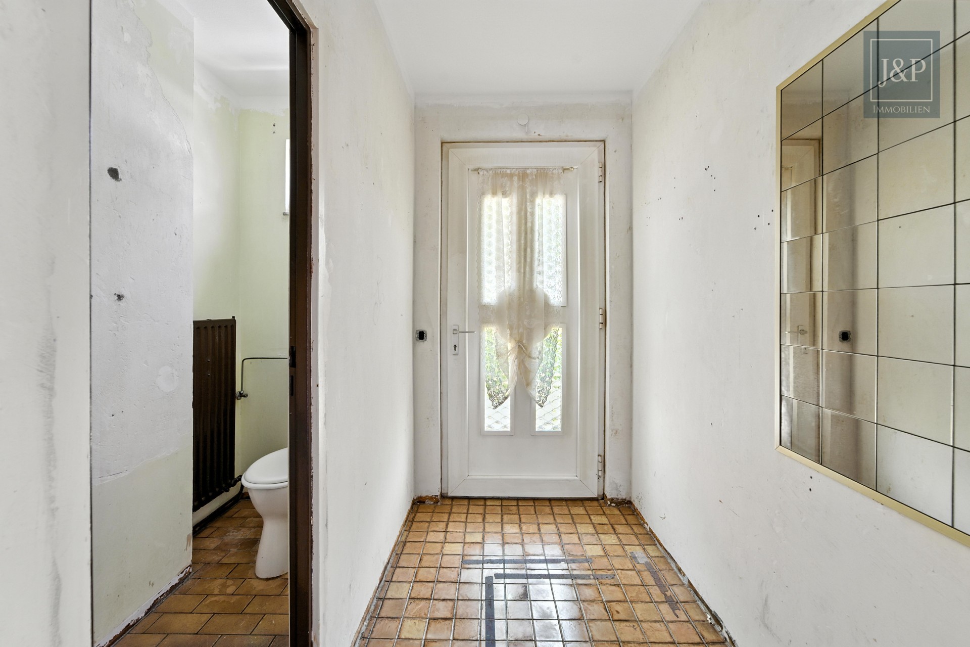 Renovierungsbedürftiges Reihenmittelhaus in ruhiger Lage mit großem Garten - EG Eingang + Gäste-WC