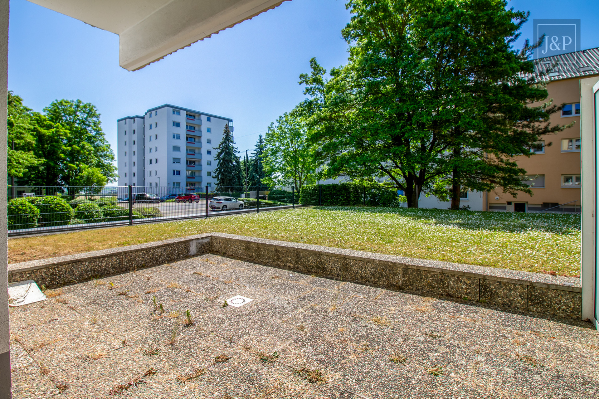 Modernisierte und naturnahe 2-Zimmer-Wohnung mit großzügiger Terrasse! - Terrasse