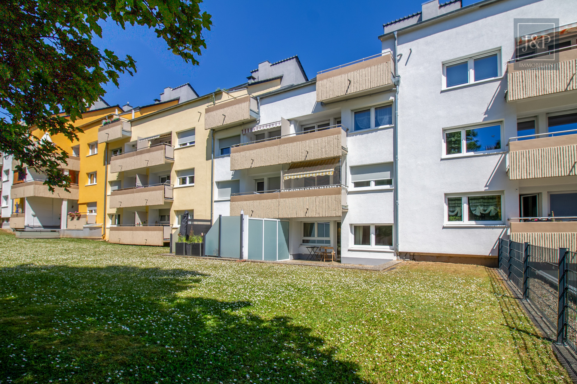 Modernisierte und naturnahe 2-Zimmer-Wohnung mit großzügiger Terrasse! - Außenansicht