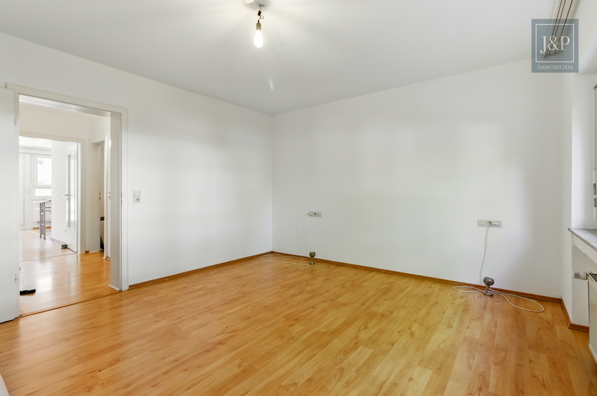 Modernisierte und naturnahe 2-Zimmer-Wohnung mit großzügiger Terrasse! - Schlafzimmer