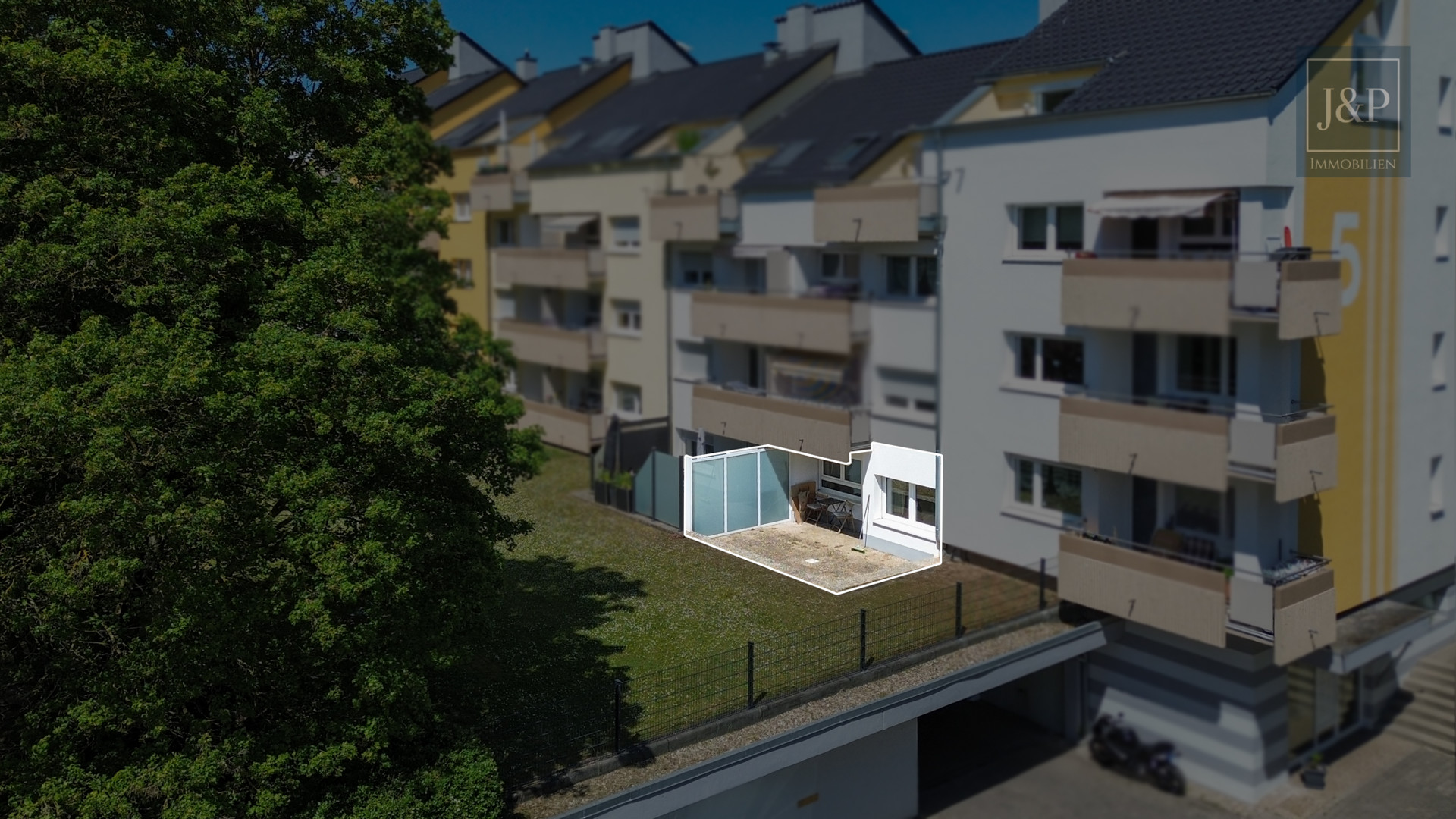 Modernisierte und naturnahe 2-Zimmer-Wohnung mit großzügiger Terrasse! - Terrasse