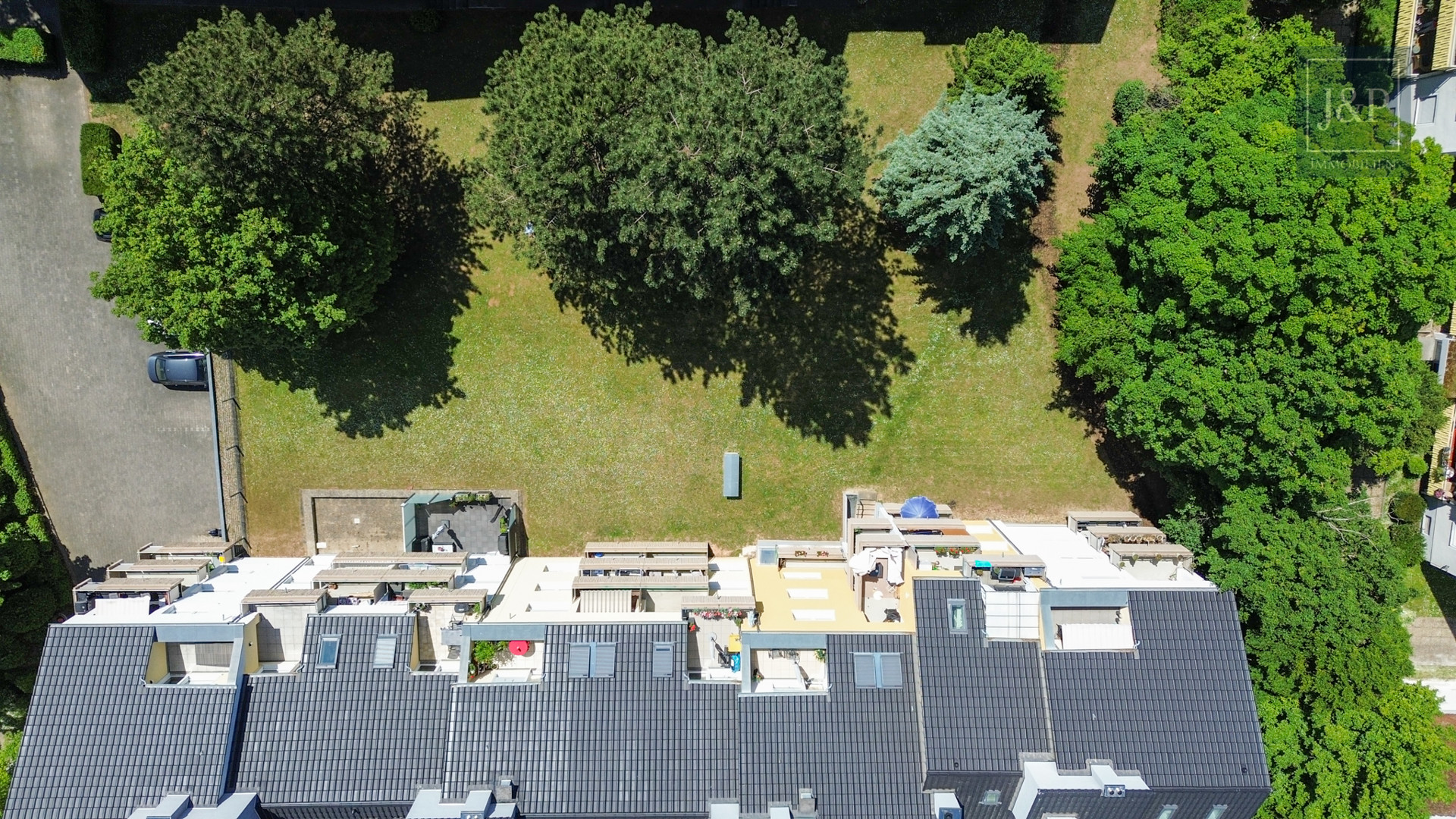 Modernisierte und naturnahe 2-Zimmer-Wohnung mit großzügiger Terrasse! - Grünfläche