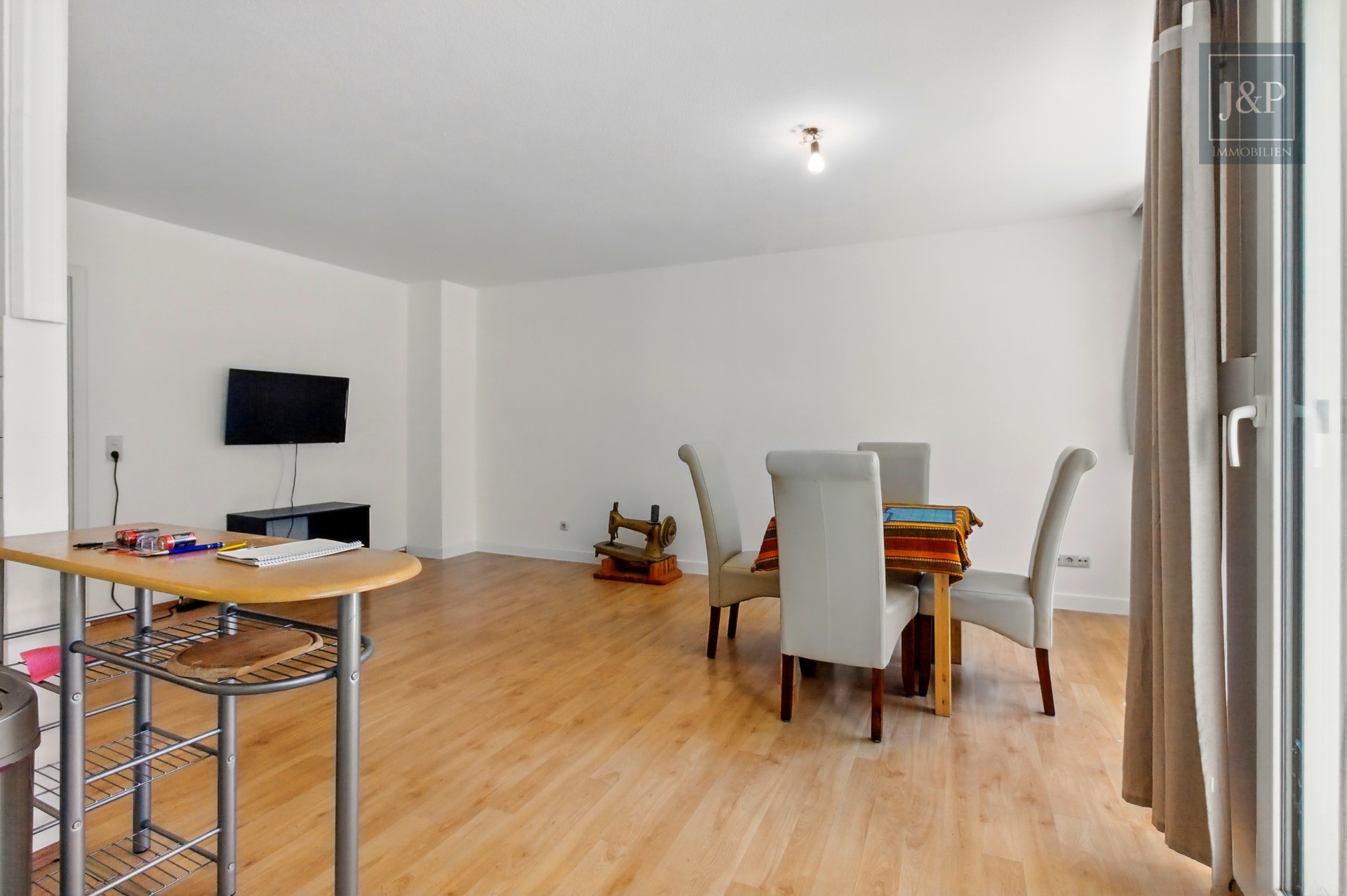 Modernisierte und naturnahe 2-Zimmer-Wohnung mit großzügiger Terrasse! - Wohnzimmer