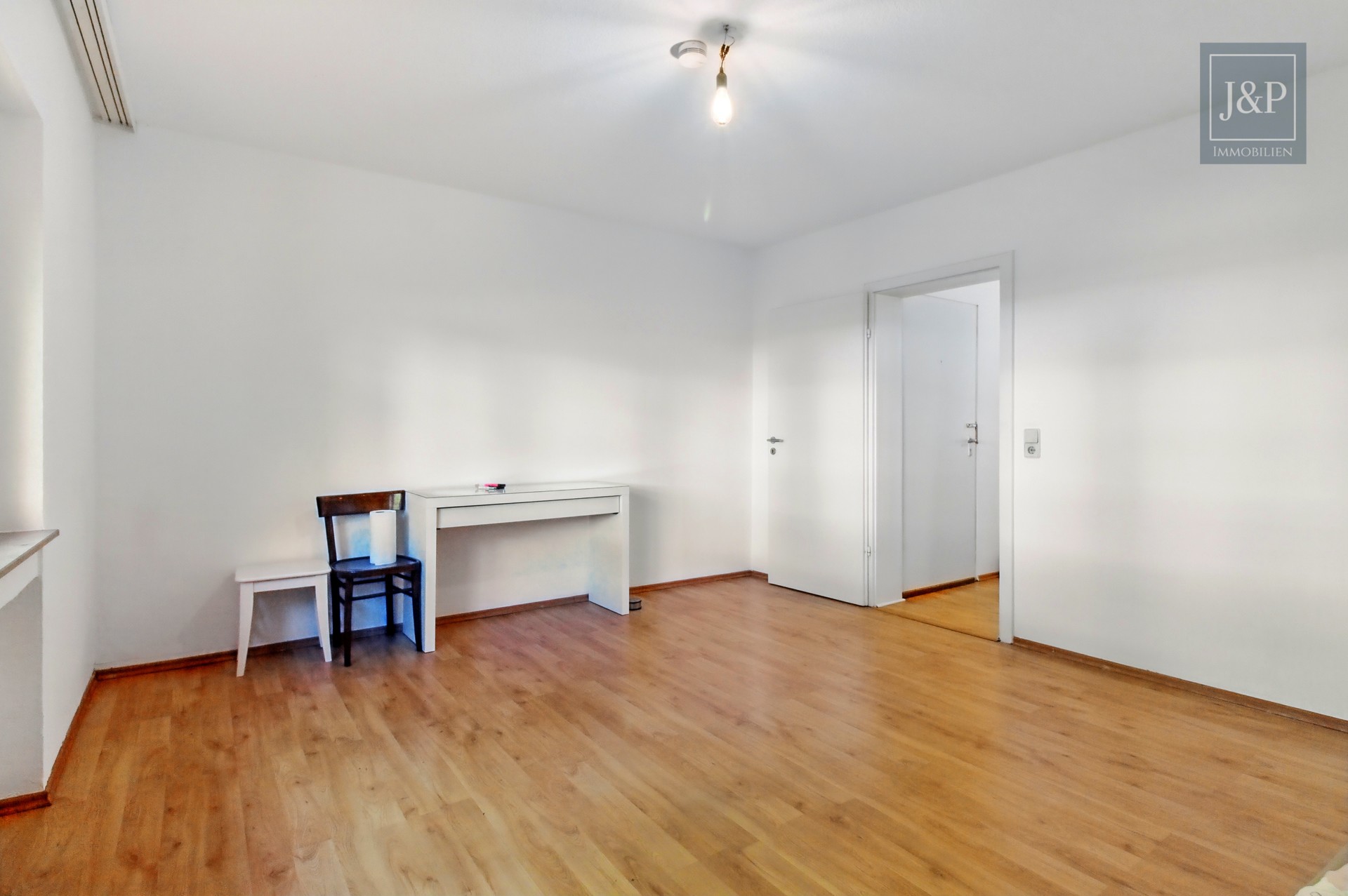 Modernisierte und naturnahe 2-Zimmer-Wohnung mit großzügiger Terrasse! - Schlafzimmer