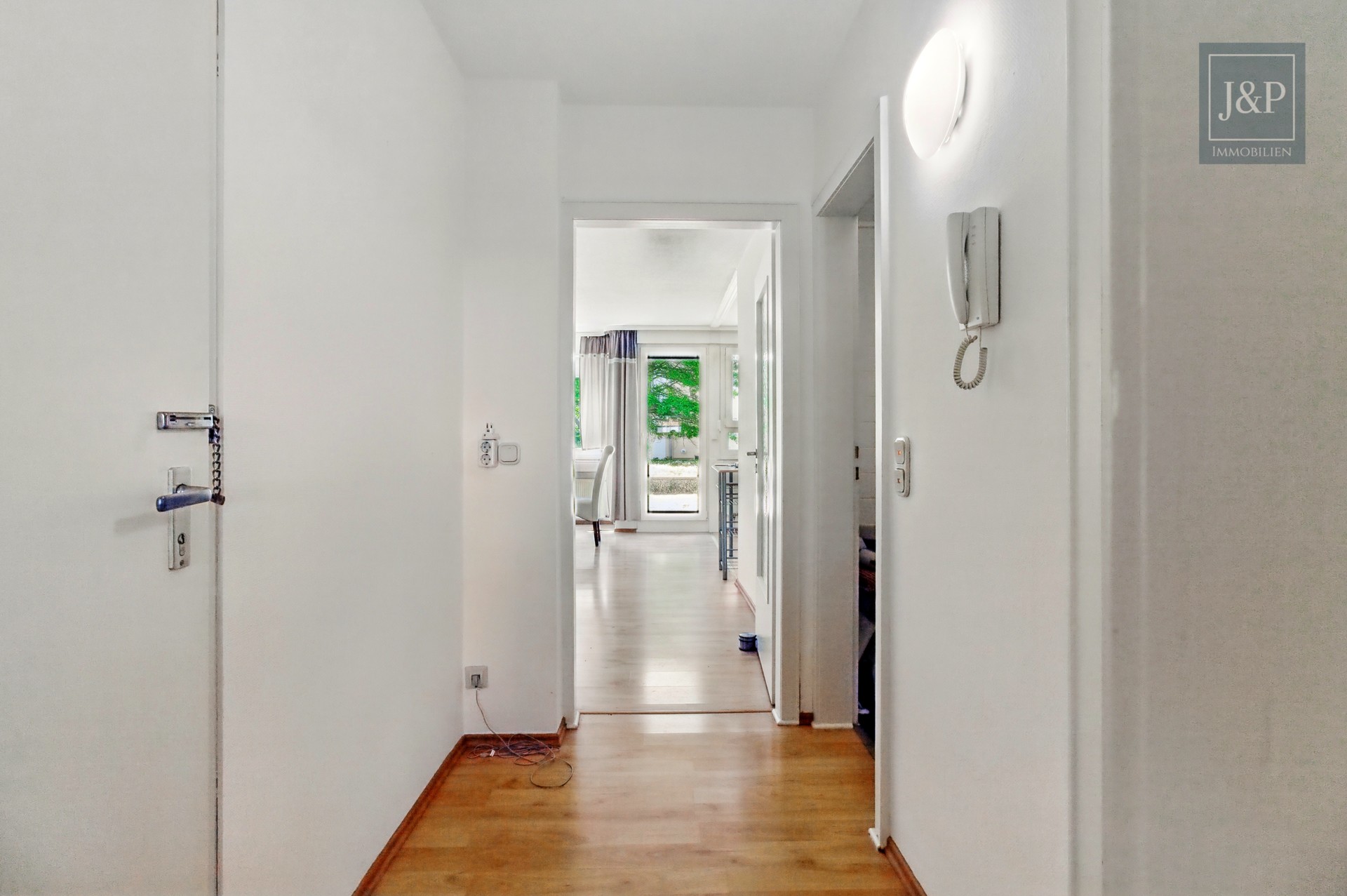 Modernisierte und naturnahe 2-Zimmer-Wohnung mit großzügiger Terrasse! - Flur in Richtung Wohnzimmer