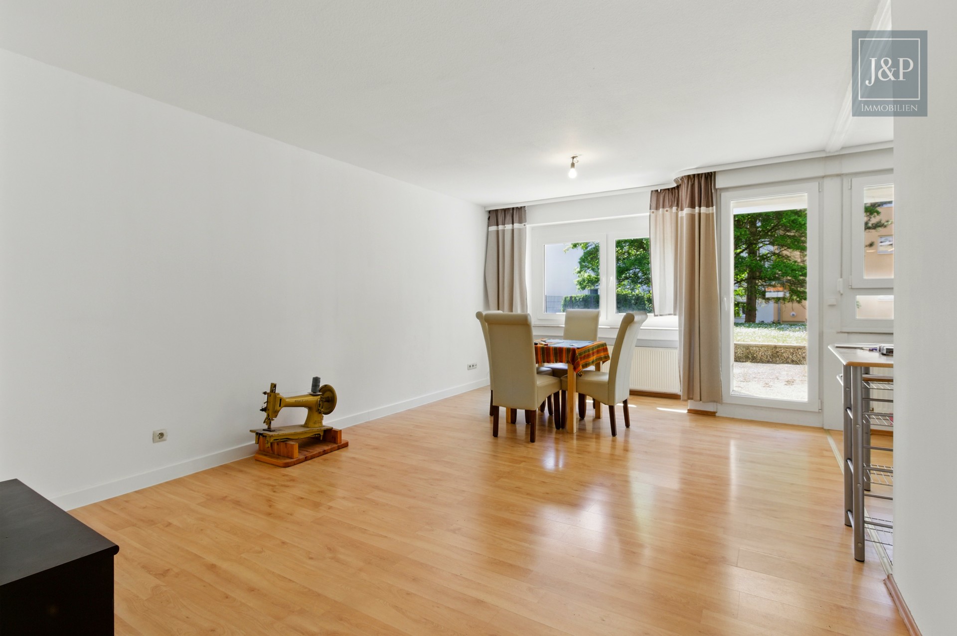 Modernisierte und naturnahe 2-Zimmer-Wohnung mit großzügiger Terrasse! - Wohnzimmer