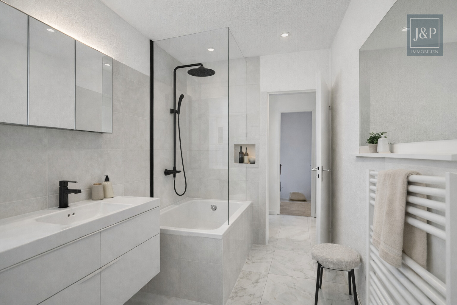 Lichtdurchflutete 4-Zimmer-Wohnung mit Balkon & Stellplatz in zentraler Lage von Eschborn - Badezimmer KI generiert