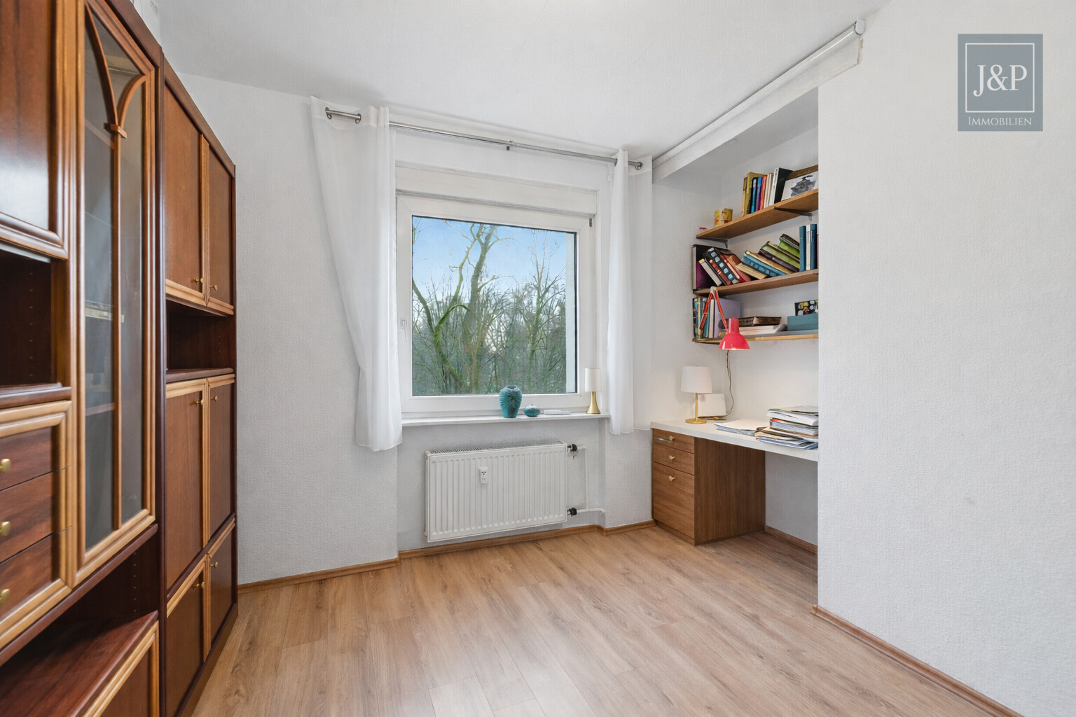 Lichtdurchflutete 4-Zimmer-Wohnung mit Balkon & Stellplatz in zentraler Lage von Eschborn - Zimmer