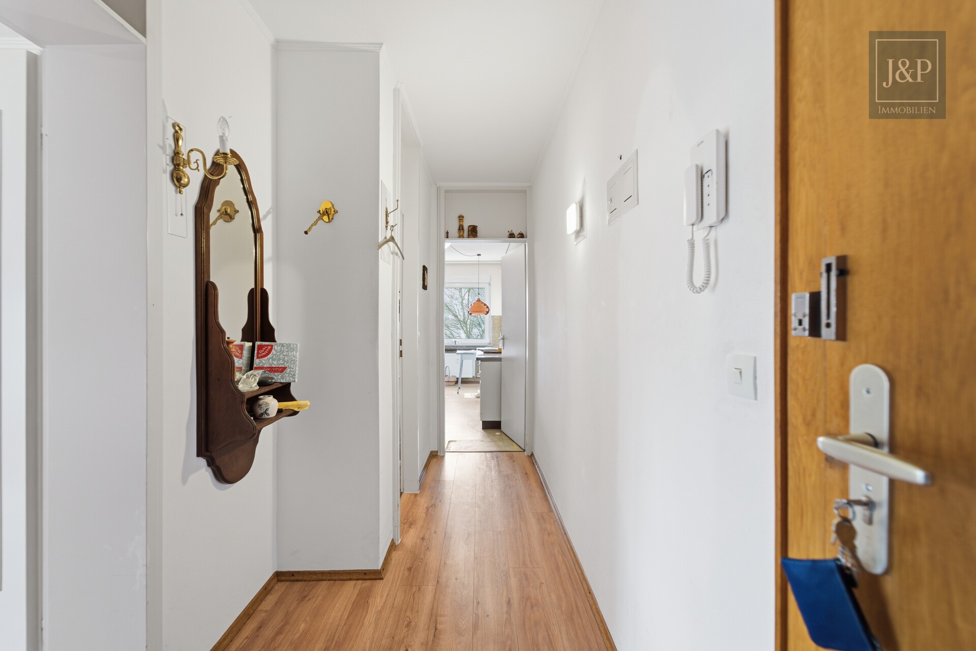 Lichtdurchflutete 4-Zimmer-Wohnung mit Balkon & Stellplatz in zentraler Lage von Eschborn - Eingangsbereich / vorderer Flur