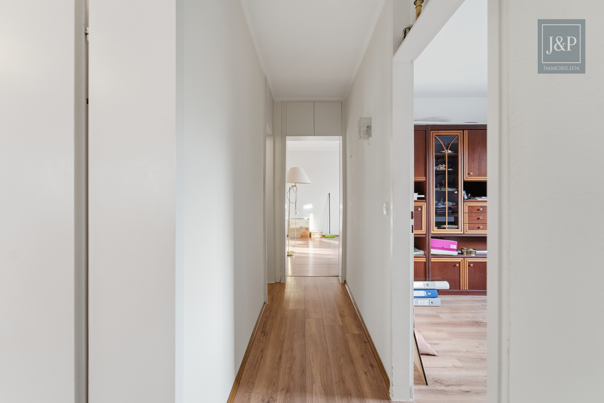 Lichtdurchflutete 4-Zimmer-Wohnung mit Balkon & Stellplatz in zentraler Lage von Eschborn - Hinterer Flur