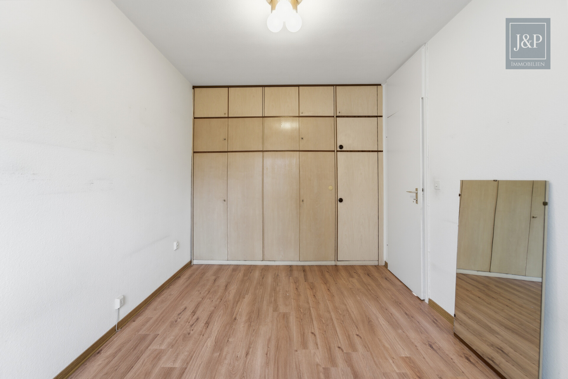 Lichtdurchflutete 4-Zimmer-Wohnung mit Balkon & Stellplatz in zentraler Lage von Eschborn - Zimmer