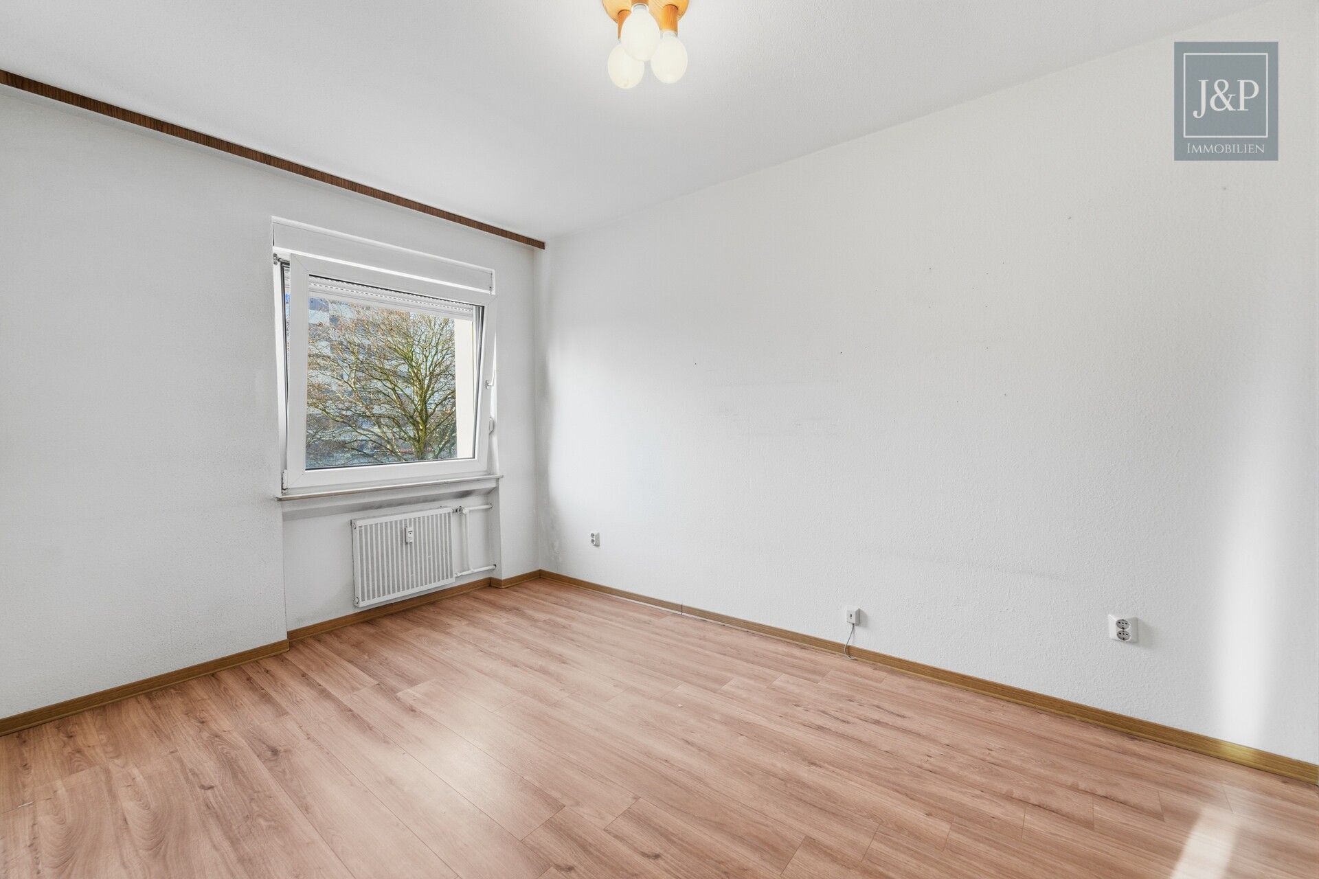 Lichtdurchflutete 4-Zimmer-Wohnung mit Balkon & Stellplatz in zentraler Lage von Eschborn - Zimmer