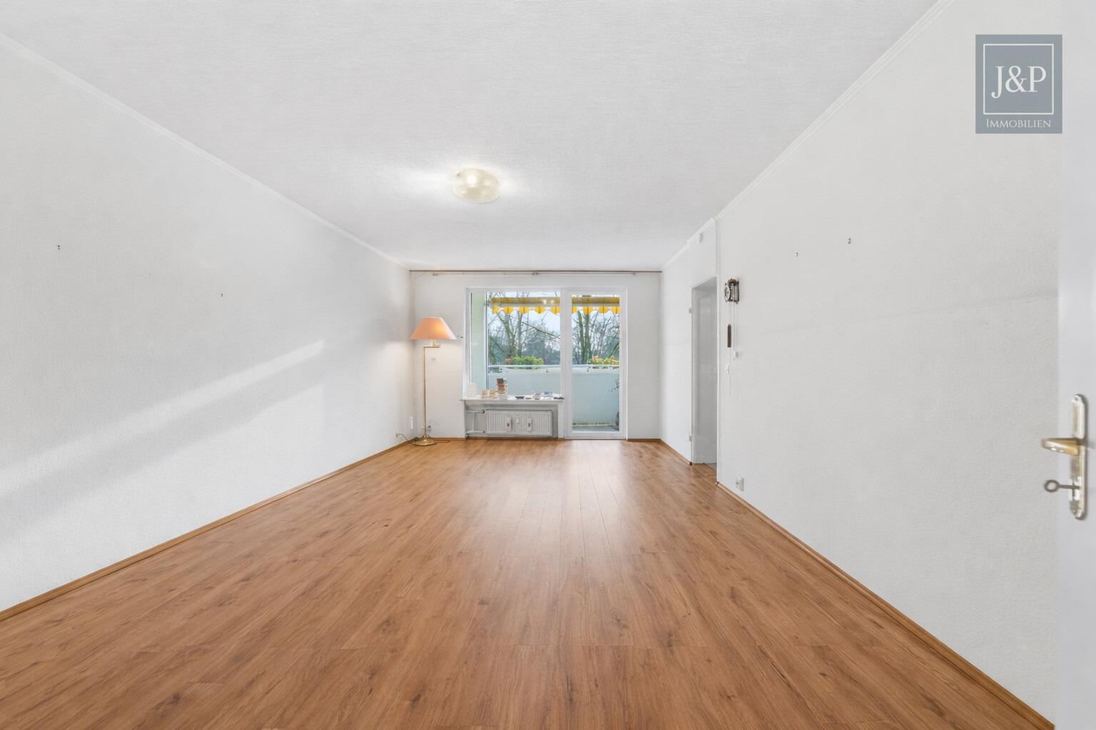 Lichtdurchflutete 4-Zimmer-Wohnung mit Balkon & Stellplatz in zentraler Lage von Eschborn - Wohnzimmer