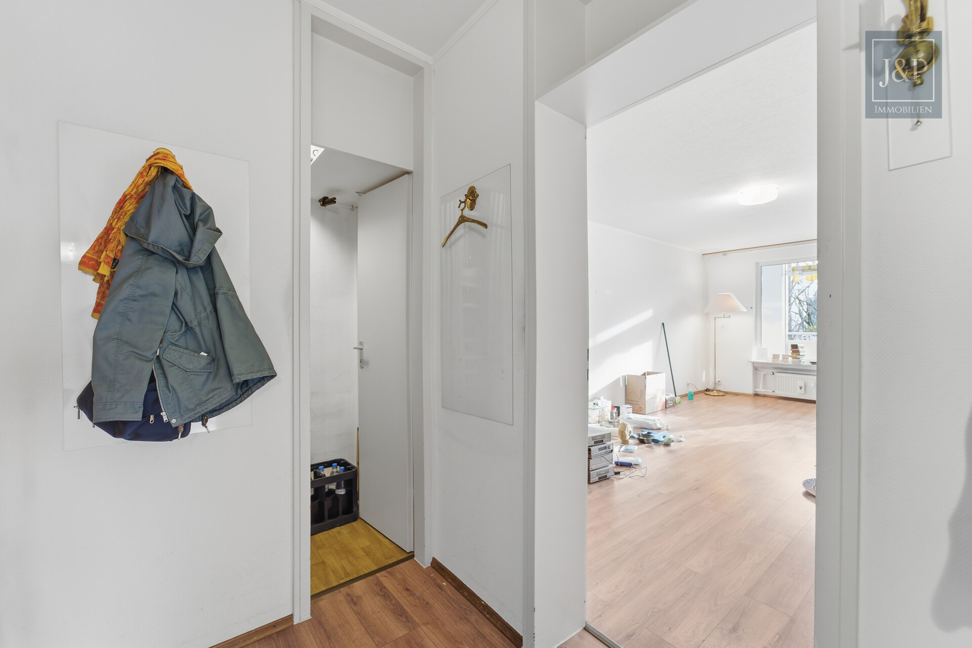 Lichtdurchflutete 4-Zimmer-Wohnung mit Balkon & Stellplatz in zentraler Lage von Eschborn - Eingangsbereich