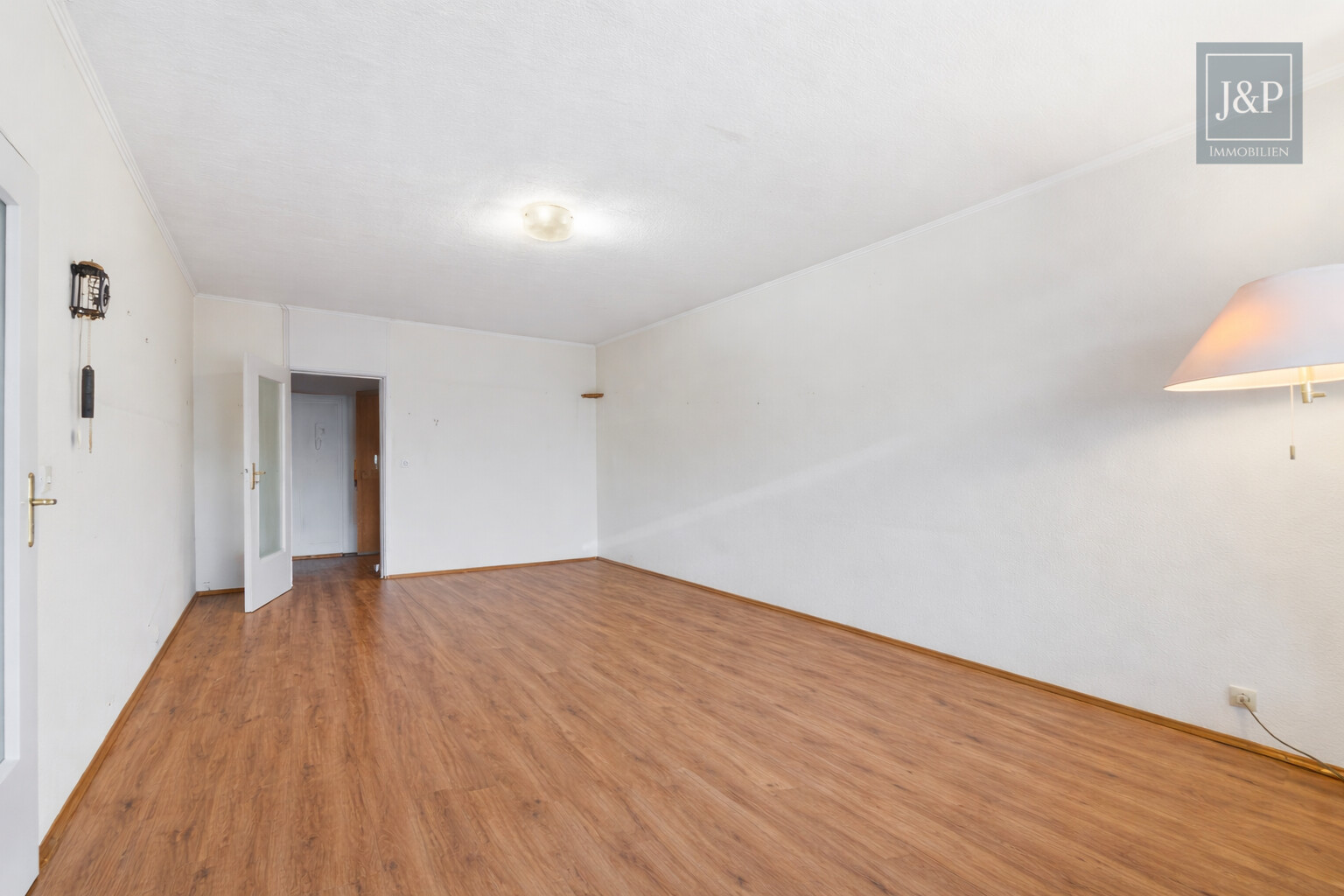Lichtdurchflutete 4-Zimmer-Wohnung mit Balkon & Stellplatz in zentraler Lage von Eschborn - Wohnzimmer