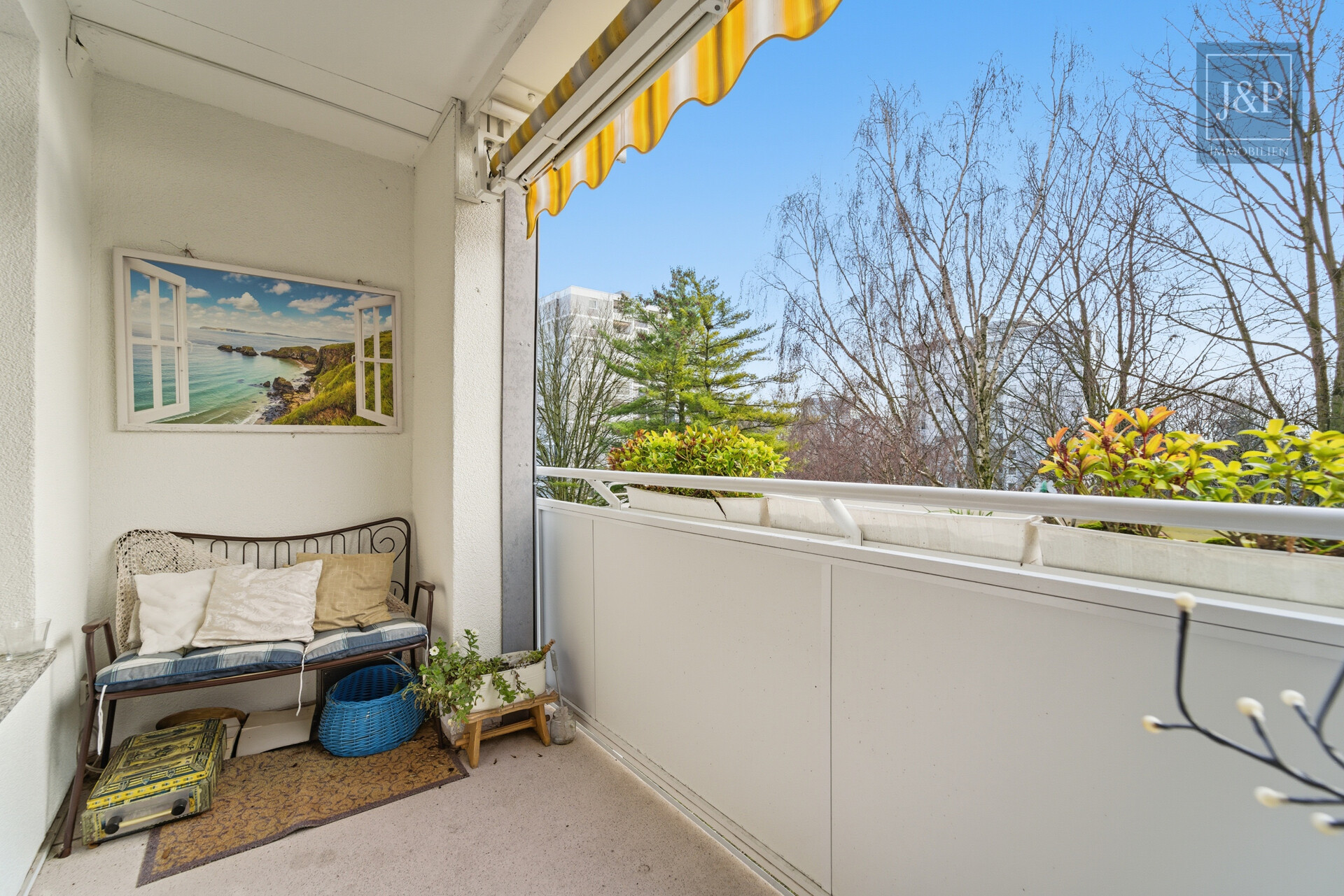 Lichtdurchflutete 4-Zimmer-Wohnung mit Balkon & Stellplatz in zentraler Lage von Eschborn - Balkon