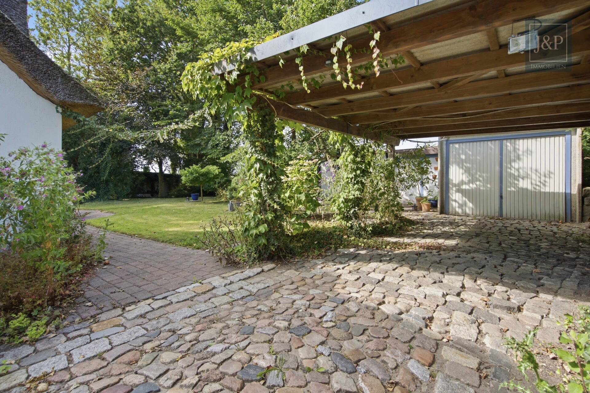 Unter Reet: Einmaliges Schmuckstück in Ortsrandlage - Carport