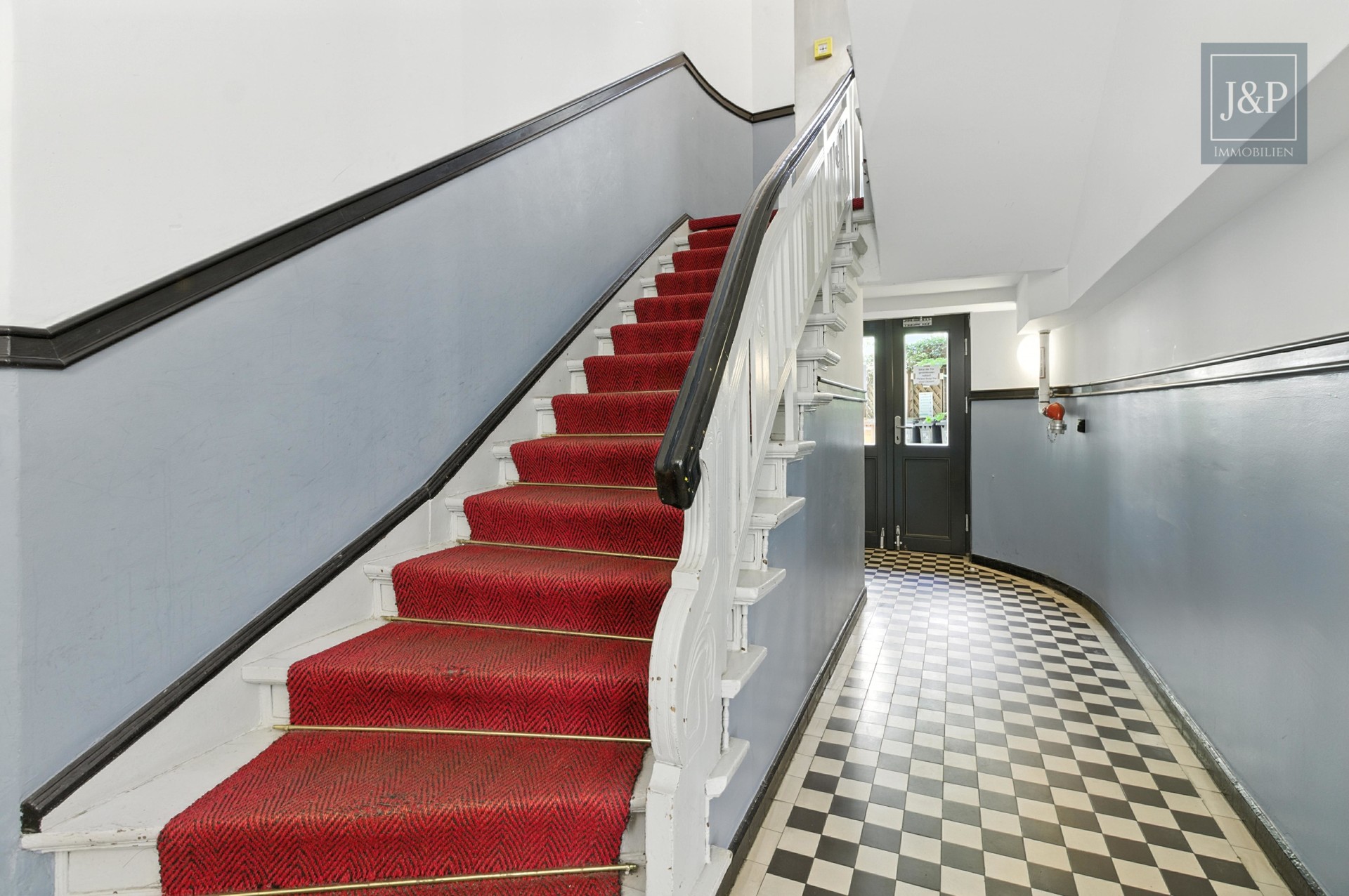 Bezugsfreie 2-Zi-EG-Wohnung mit Terrasse – Toplage nahe Helmholtzkiez - Treppenhaus