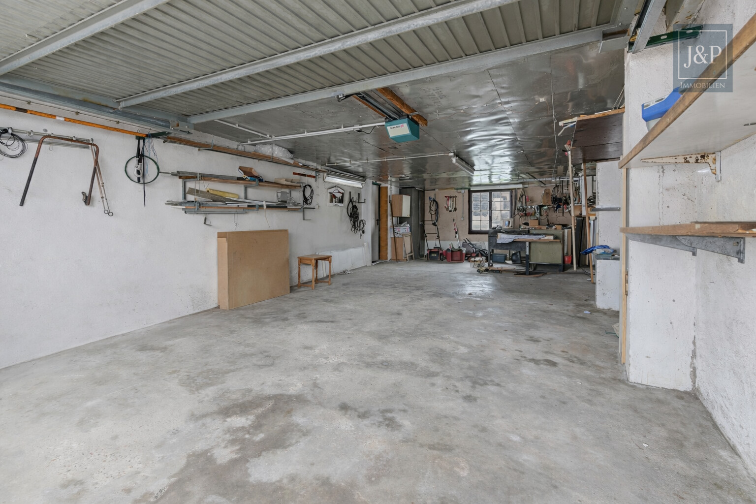 Konstant modernisiertes Zweifamilienhaus mit schönem Grundstück inkl. Nebengebäuden - Garage