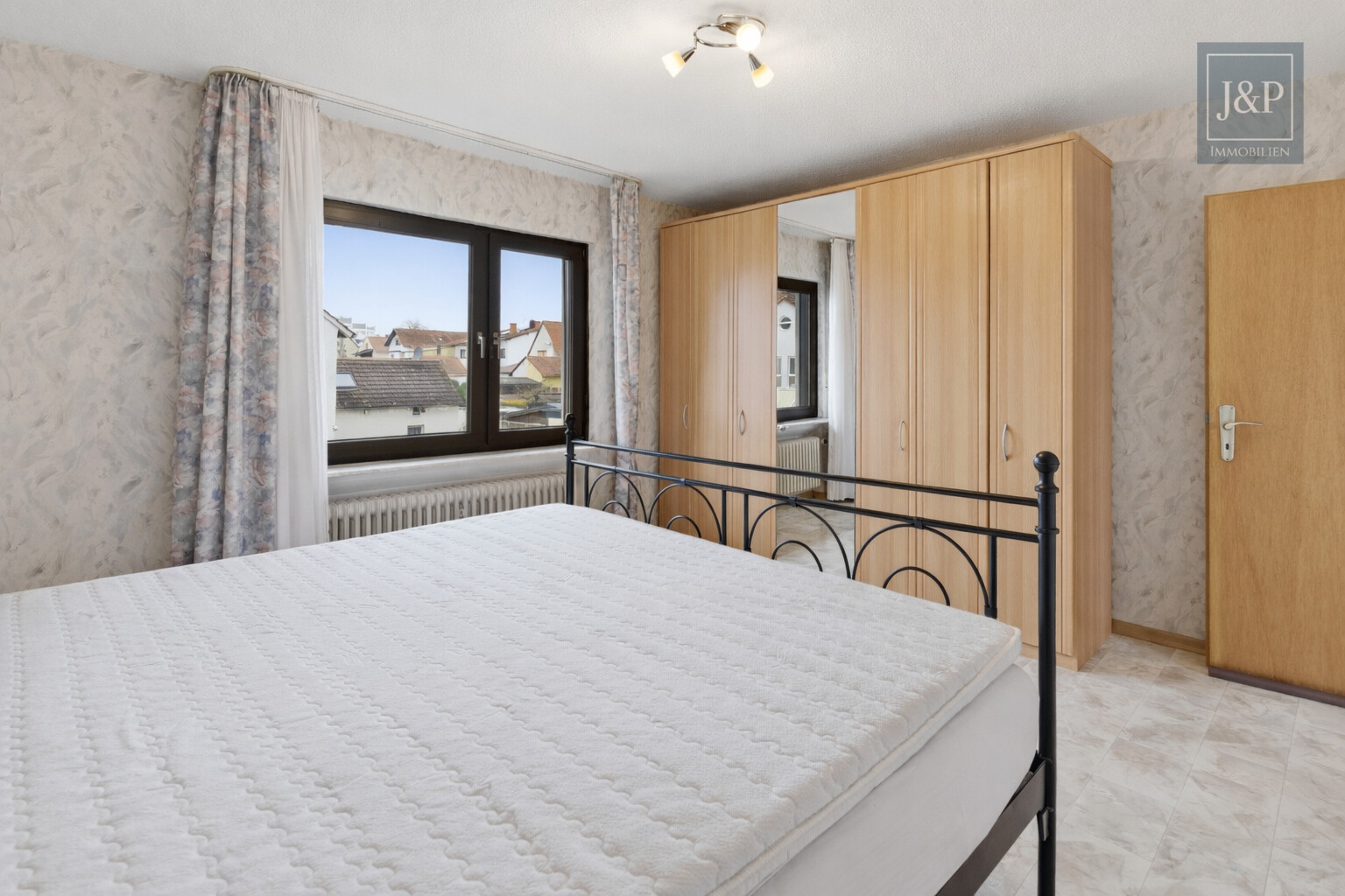 Konstant modernisiertes Zweifamilienhaus mit schönem Grundstück inkl. Nebengebäuden - Schlafzimmer OG